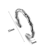 Bague de pouce femme couleur argentée avec un anneau fin et texturé.