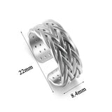 Bague de pouce femme couleur argentée avec un design tressé.