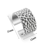 Bague de pouce femme couleur argentée épaisse avec des reliefs.