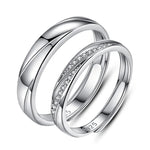 Bague de promesse couple, une pour homme avec un design torsadé et une pour femme avec une rangée de petites pierres.