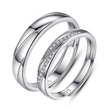 Bague de promesse couple, une pour homme avec un design torsadé et une pour femme avec une rangée de petites pierres.