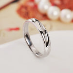 Bague de promesse couple, la bague pour homme en argent avec un design simple et lisse.