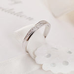 Bague de promesse couple, la bague pour femme en argent 925 avec des petites pierres incrustées.