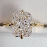 Bague demande en mariage en argent sterling 925 couleur dorée avec une pierre rectangle.