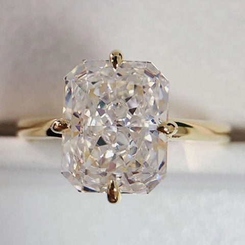 Bague demande en mariage en argent sterling 925 couleur dorée avec une pierre rectangle.