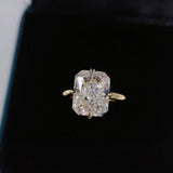 Bague demande en mariage à l'anneau en argent doré et sa pierre rectangle posée dans un écrin noir.