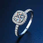 bague diamant femme en argent 925 avec une pierre Moissanite ronde entourée d'un halo de zircons.