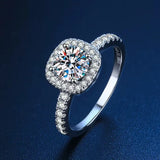 bague diamant femme en argent 925 avec une pierre Moissanite ronde entourée d'un halo de zircons.