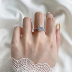 Bague diamant femme avec une Moissanite centrale et des zircons, portée élégamment sur le doigt.