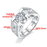 Bague diamant homme en argent 925 avec sa moissanite ronde disponible en 1 ou 2 carats.