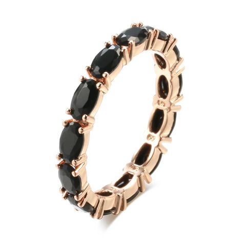 Bague diamant noir en cuivre couleur rose gold, avec de petites noires sur tout l'anneau.