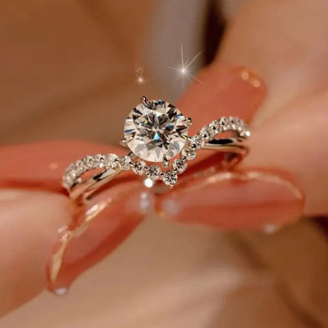 Bague diamants en argent sterling 925 avec un moissanite rond et de petits diamants.