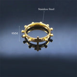 Bague dizainier en acier inoxydable posée sur une surface noire avec indications sur sa taille.