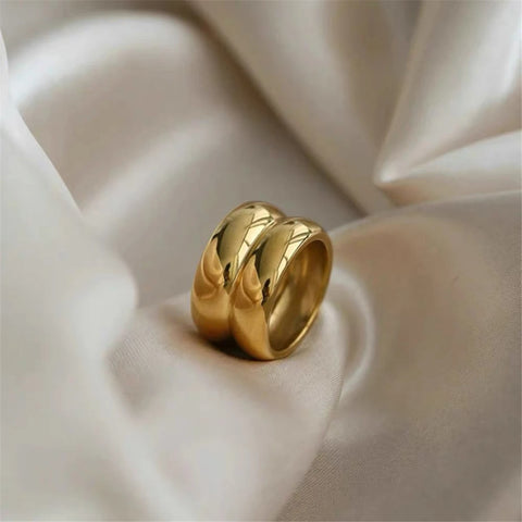 Bague dorée en acier inoxydable, au design épais formant deux anneaux collés.