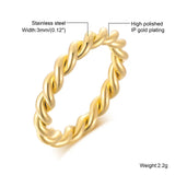 Bague dorée femme en acier inoxydable avec un anneau torsadé.