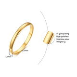 Bague dorée femme en acier inoxydable avec un anneau lisse et brillant.