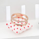 Bague double anneau couleur rose gold avec deux anneaux, un pavé de petits zircones.