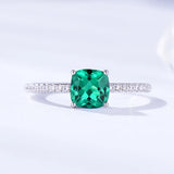 Bague emeraude femme en argent sterling 925 avec pierre centrale carrée et petites pierres.