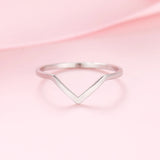 Bague en acier inoxydable couleur argentée avec motif en V sur le devant.