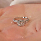 Bague en diamant moissanite en argent, 925 avec un moissanite rond et un anneau pavé de petites pierres.