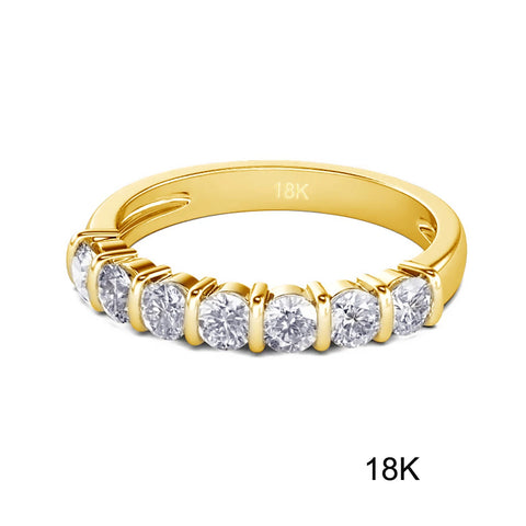 Bague en or 18 carats jaune avec 7 pierres rondes sur son anneau.