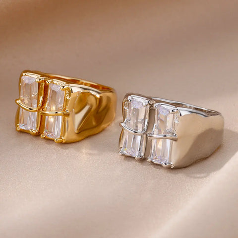 Bague fantaisie femme avec deux gros cristaux rectangulaires, en version dorée et argentée.