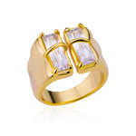 Bague fantaisie femme de couleur dorée avec deux cristaux rectangulaires.