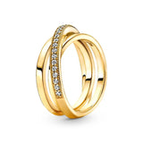 Bague femme couleur or avec deux anneaux entrelacés, l'un est serti de zircones étincelants.