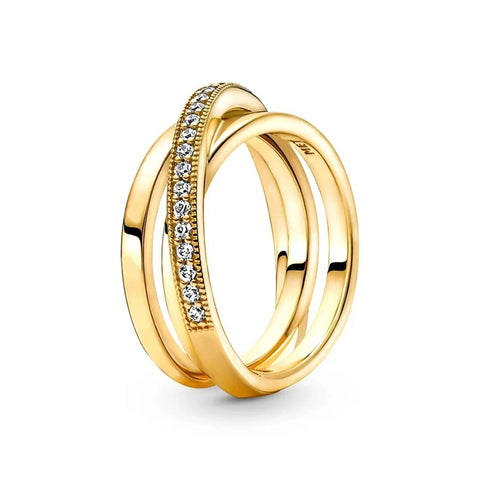 Bague femme couleur or avec deux anneaux entrelacés, l'un est serti de zircones étincelants.