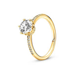 Bague femme couleur or avec une pierre centrale et un anneau fin pavé de petits zircons.