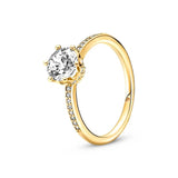 Bague femme couleur or avec une pierre centrale et un anneau fin pavé de petits zircons.