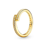 Bague femme couleur or avecun ruban de zircone cubique pour un effet lumineux.