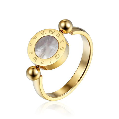 Bague femme originale couleur dorée avec un anneau fin et pendentif rotatif orné de chiffres romains.
