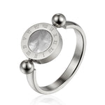 Bague femme originale argentée avec un anneau fin et pendentif rotatif orné de chiffres romains.