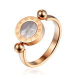 Bague femme originale couleur rose gold avec un anneau fin et pendentif rotatif orné de chiffres romains.