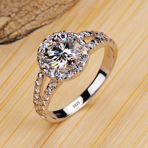 bague de fiançaille en argent 925 ornée d'une grosse pierre en zircone et de petites pierres scintillantes.