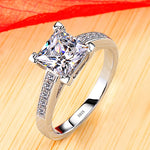 Bague de fiançailles en argent 925 avec une pierre carrée en zircone et de petites pierres.