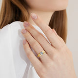 Femme portant une bague fiançailles femme or jaune sur son annulaire.