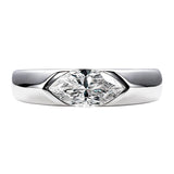Bague de fiançailles homme en argent plaqué or blanc avec une moissanite de taille marquise.
