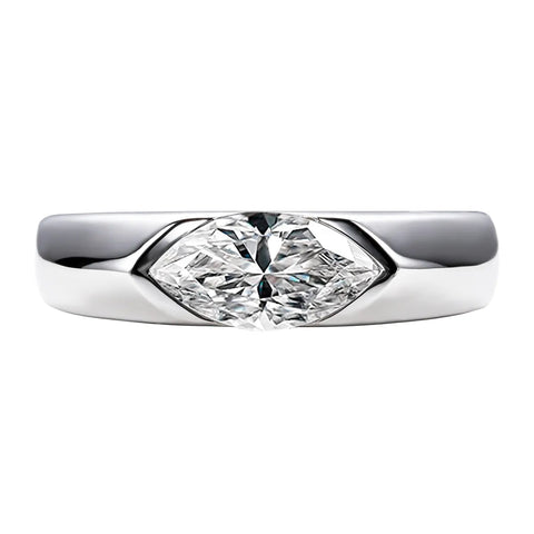 Bague de fiançailles homme en argent plaqué or blanc avec une moissanite de taille marquise.