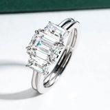 Bague fiançaille unique pour femme en argent 925 avec 3 moissanite rectangulaires.