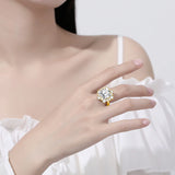 Bague fleur diamant en argent et moissanite portée sur le majeur d'une femme.