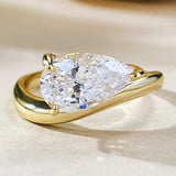 Bague goutte d'eau en argent doré avec une pierre tenue par 3 griffes.