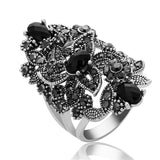 Bague grande taille en alliage de zinc et cristal noir.