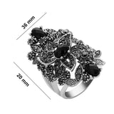 Bague grande taille pour femme en alliage de zinc et cristal noir.