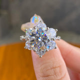 Bague gros diamant pour femme en argent avec gros plan sur ses pierres formant une fleur;
