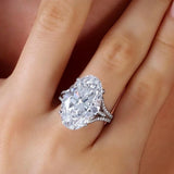 Bague pierre en argent 925 et moissanite ovale portée sur le majeur d'une femme.