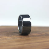 Bague hématite unisexe avec un anneau noir lisse en pierre.