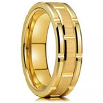 Bague homme en acier inoxydable doré, avec un motif gravé sur la bande extérieure.