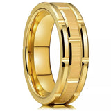 Bague homme en acier inoxydable doré, avec un motif gravé sur la bande extérieure.